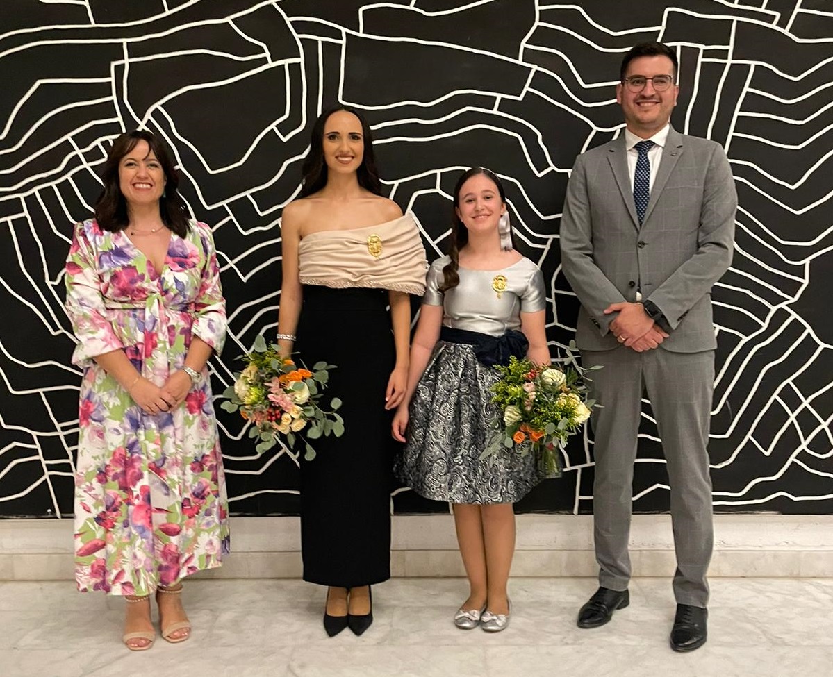 Lorena Silvent i Miguel Verdeguer, alcaldessa i regidor de festes de Catarroja, amb les Falleres Majors de la localitat per a 2024, Itziar Tomás i Claudia Selma